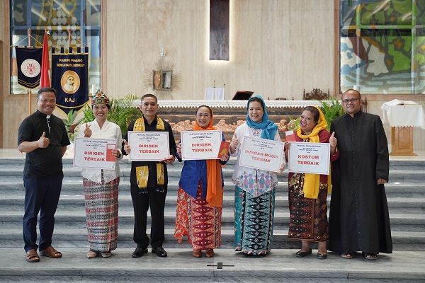 dirigen terbaik dan kostum terbaik PAKAI